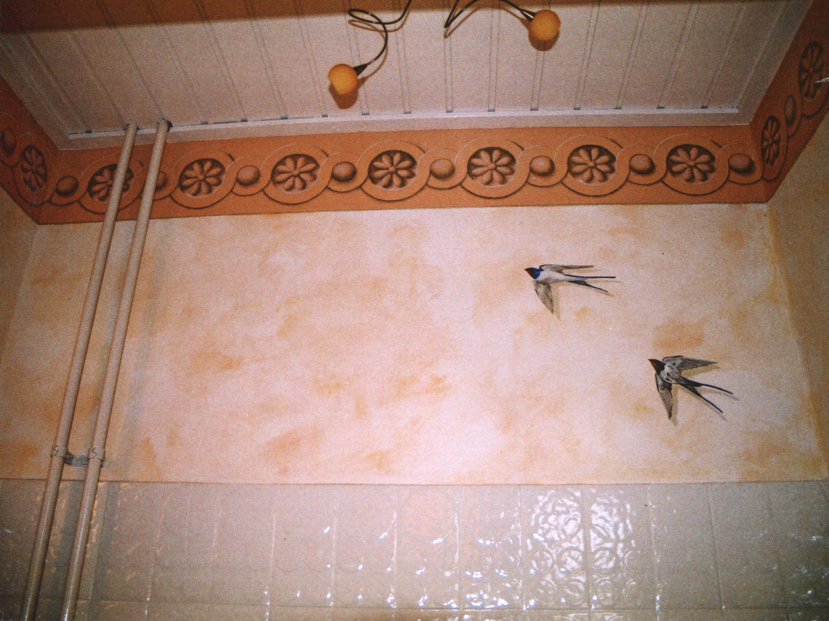toilet met trompe l'keil zwaluwen decoratief schilderwerk